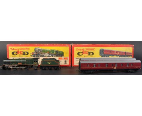 An original vintage Tri-ang / Triang 00 gauge model railway trainset locomotive engine and x2 carriages. Locomotive No. R.386