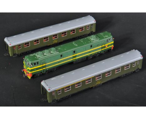 A Spanish ' Electrotren ' made HO /  00 gauge model railway trainset locomotive engine with x2 coach / carriages. The loco be