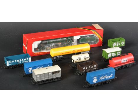 A vintage Hornby 00 gauge model railway trainset locomotive engine No. R154 ' Sir Dinadan ' loco 795 in SR Green and a select