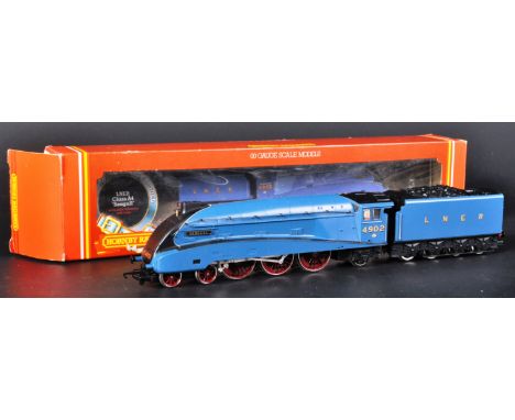 An original vintage Hornby 00 gauge model railway trainset locomotive engine No. R372 LNER Class A4 ' Seagull '. Detailed loc