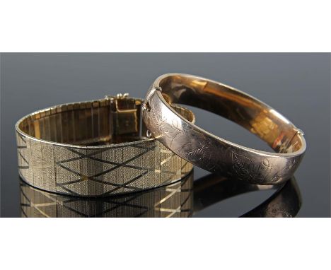 Two 9 carat gold pieces of jewellery, to include a 9 carat gold bangle and a 9 carat got engine turned bracelet, total weight