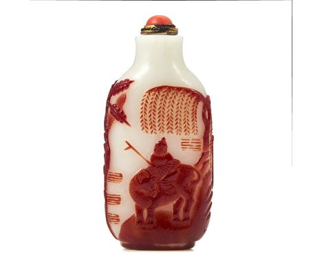 A VINTAGE CHINESE PEKING GLASS SNUFF BOTTLE 8.3cm.