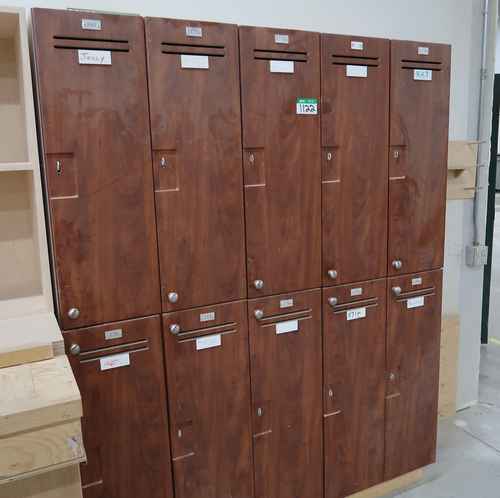 10 DOOR WOODEN LOCKER UNIT