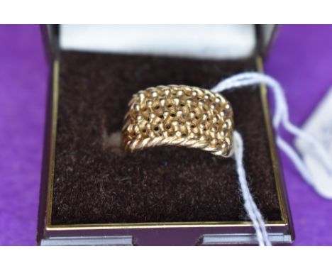A gents 9ct gold ring having plait and ball decoration, size S &amp; APPROX 6.2G