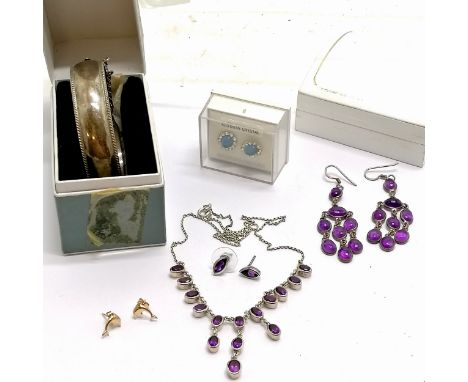 Qty of jewellery - 9ct gold pair of dolphin earrings (0.3g), silver &amp; amethyst pair of earrings (6cm) &amp; necklace, box