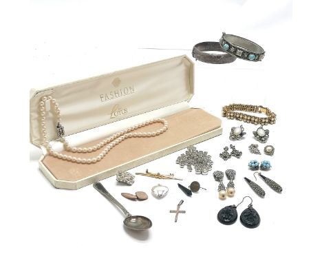Qty of antique / vintage jewellery inc silver bangle + cross, antique earring drops (both a/f), boxed pearls etc 
