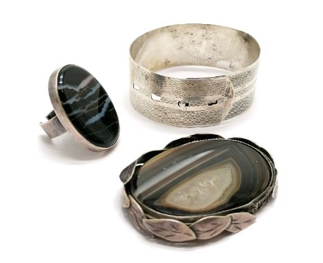 Antique silver buckle adjustable bangle with engine turned detail, silver ring set with agate and an antique A/F silver brooc