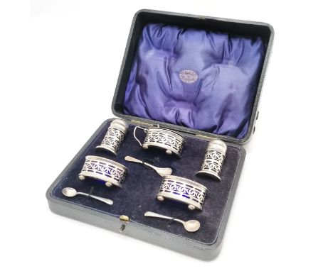 1913 (N/O) cased silver condiments set by Gorham Manufacturing Co - mustard spoon is matched - silver weight 110g ~ box 17cm 