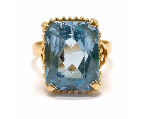 Antique unmarked gold (touch tests as 14ct) blue stone set ring with fancy setting / shoulders - size K½ &amp; 4.7g total wei