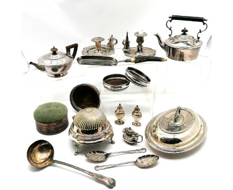 Quantity of silver plated ware including a Goldsmiths &amp; Silversmiths co. Ltd kettle, antler handled crumb scoop 38cm long
