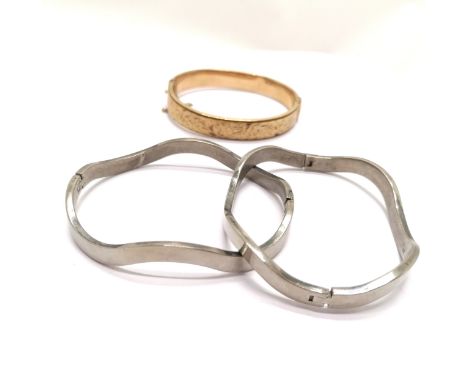 2 x 925 marked bangles t/w 9ct gold metal core bangle with engraved detail to front (slight dents) - total weight (lot) 65g 