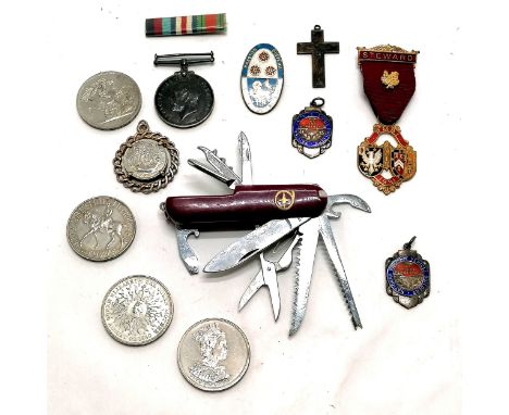 Preston silver nursing badge by Fattorini, British war medal (28813 Pte R Briggs Lan Fus), Swiss army knife, 2002 £5 coin, 19