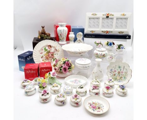 Qty of Aynsley inc boxed cottage garden photoframe, Royal Albert flower decorated trinket pots, Royal Worcester, Country arti