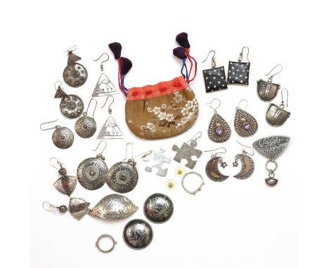 A collection of contemporary silver jewellery,to include a pair of silver etched disc drop earrings, London 1996, approximate