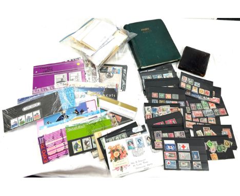 Selection of assorted vintage and later stamps 