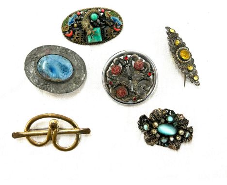 Selection of vintage and later brooches 