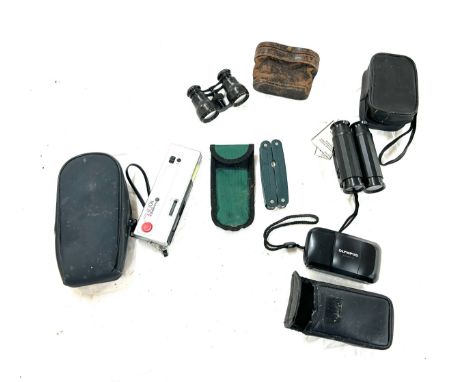 Selection of vintage collectable items to include binoculars, cameras etc