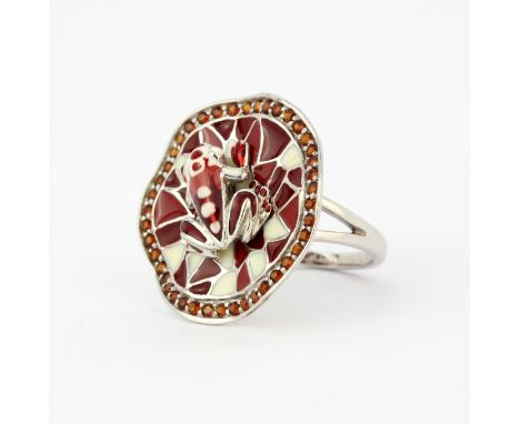A 925 silver and enamel frog ring surrounded by garnets, (S).
