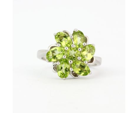 A matching 925 silver peridot set ring, (Q).