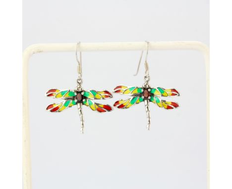 A pair of 925 silver and enamel dragonfly shaped drop earrings set with oval cut garnets, L. 2.6cm.