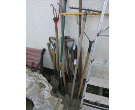 SELECTION OF LONG HANDLED TOOLS INCLUDING PICKS, SLEDGEHAMMER, RAKES, PITCH FORK ETC