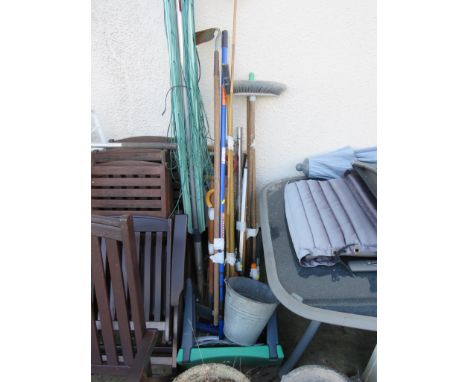 LONG HANDLED GARDEN TOOLS, KNEELER, GALVANIZED BUCKETS AND A ROTARY CLOTHES LINE