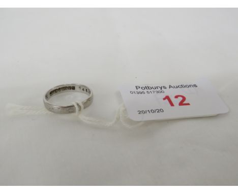 9 CARAT WHITE GOLD RING WITH INCISED DECORATION, BRITISH HALLMARKS, 1.8G, WITH A RED RING BOX