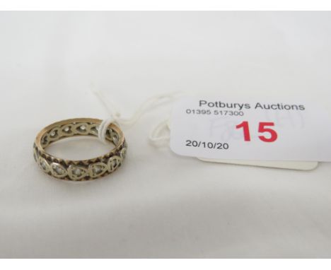 9 CARAT GOLD RING WITH LINK DECORATION AND SET WITH VERY SMALL WHITE STONES, STAMPED 375, 2.9G, WITH A BOX