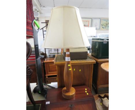 LARGE MID WOOD BALUSTER TABLE LAMP WITH CREAM SHADE (NEEDS RE-WIRING)