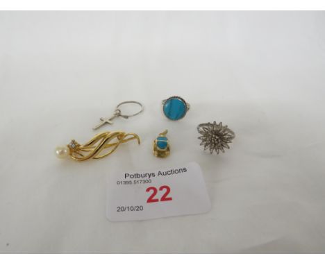 EGYPTIAN SCARAB PENDANT WITH STAMPED MARK TO SUSPENSION RING, A PEARL BROOCH, A 925 TURQUOISE RING, FILIGREE RING, AND A BIRM