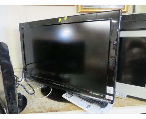 PANASONIC VIERA 32 INCH LCD TELEVISION WITH REMOTE AND MANUAL