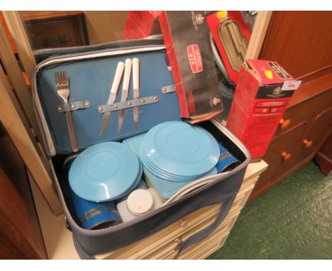 SIRRAM VINYL PICNIC BAG WITH CONTENTS AND TWO BOXED THERMOS INSULATORS