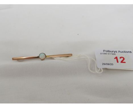 YELLOW METAL BAR BROOCH SET WITH A SMALL CIRCULAR OPAL (DIAMETER ABOUT 4.5MM), LENGTH 5CM, GROSS WEIGHT 1.9G