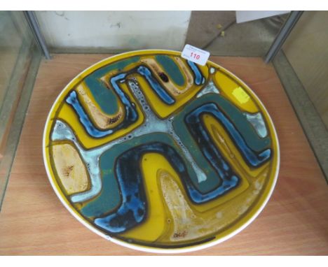 POOLE POTTERY PLATE WITH OCHRE, GREEN AND BLUE ABSTRACT DESIGN
