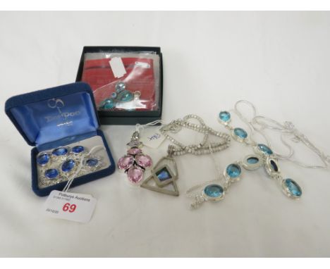 MOTHER OF PEARL AND ABALONE GEOMETRIC PENDANT AND COSTUME CHAIN WITH BOX; A 925 NECKLACE WITH SIX LARGE FACETED BLUE GLASS ST