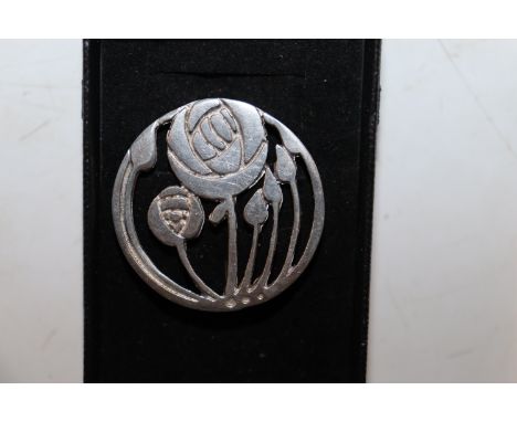 A large Scottish Sterling silver Macintosh style brooch, approx. 8gms 