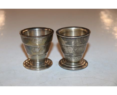 A pair of silver egg cups 86.5gm
