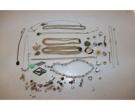 A bag of costume jewellery to include dress ring, necklaces, brooches etc.
