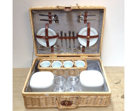 WICKER PICNIC HAMPER