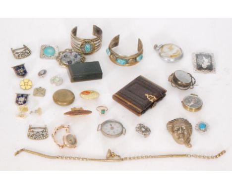A quantity of costume jewellery items to include a 19th Century millefiori oval panel brooch in pinch beck mount, possibly Fr