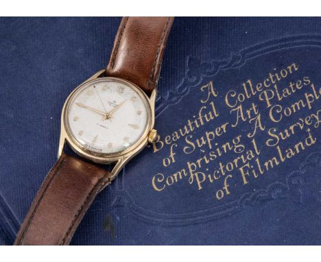 A 1950s Smiths De Luxe manual wind 9ct gold cased wristwatch, 33mm, cream dial with gilt batons, appears to run, engraved to 