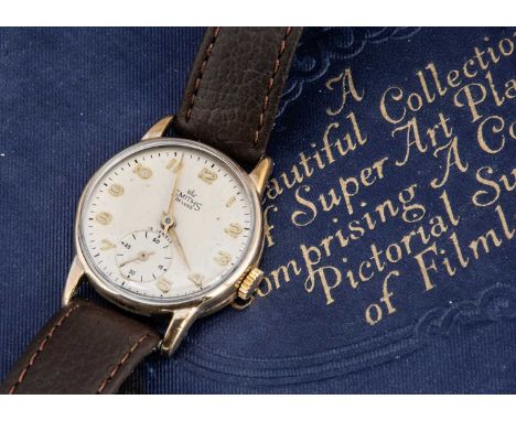 A 1950s Smiths De Luxe manual wind 9ct gold cased wristwatch, 31mm, cream dial with gilt numerals and subsiduary, appears to 