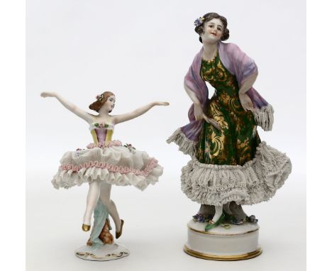 2 Porzellanskulpturen. Tänzerin und junge Dame mit Fächer und Schal. Bunt bemalt. Spitzenbesatz der Kleider jeweils besch. St