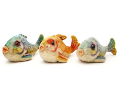 3 Steiff-Fische "Flossy". Verschiedenfarbiger Mohair. 1x stark bespielt, 2x bespielt und mit K und F. 50er/60er Jahre. L. ca.