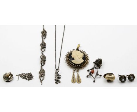 Kleines Konvolut Silberschmuck. Silber, verschiedene Feingehalte. Bestehend aus Kameenanhänger (vergoldet, D. 7,3x 3,8 cm), P