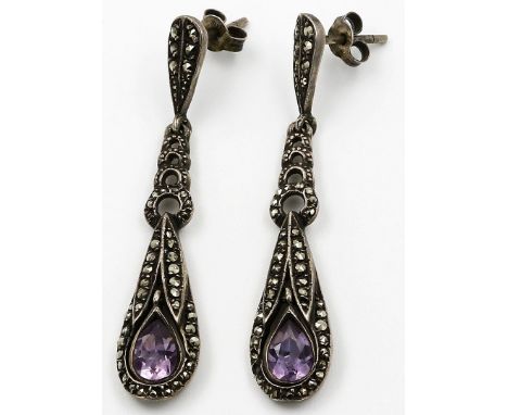 Paar Jugenstil- oder Art Deco-Ohrstecker. 925/000 Sterlingsilber. Bewegliche, durchbrochen gearbeitete, floral relieferte Abh