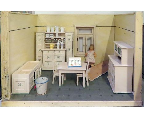 Puppenküche. Weiß gelacktes Holzgehäuse, Rückwand mit Fenster. Eingerichtet mit 2 Aufsatzmöbeln, Tisch, 2 Stühlen und Spüle a