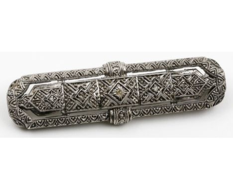 Art Deco-Brosche. 935/000 Silber. Ornamentales Durchbruchdekor, besetzt mit 5 kleinen Diamanten. 20er/30er Jahre. D. 1,3x 4,6