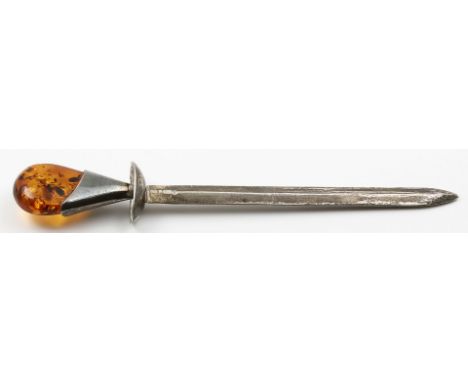 Kleiner Art Deco-Brieföffner. 925/000 Sterlingsilber, brutto 14 g. Abschluss mit poliertem, transluziden Bernsteincabochon mi