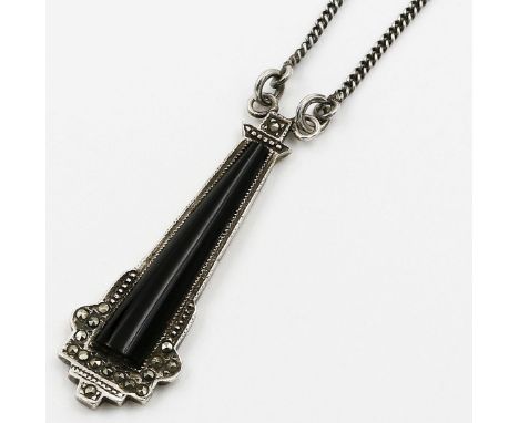 Art Deco-Collier. Wohl 835/000 Silber. Trapzeförmiges Mittelteil, besetzt mit schwarzem Onyx und Markasiten. Gliederkette mit